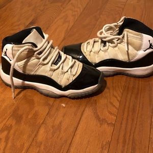 Jordan 11 concord size 7⚫️⚪️
